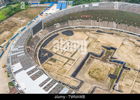 Chengdu, Provinz Sichuan, China - Juni 8, 2019: Archäologische Ausgrabungen in der Chengdu Stadion im Zentrum der Stadt Luftaufnahme Stockfoto