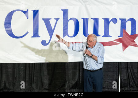 Columbia, USA. Juni, 2019 21. Demokratische Präsidentschaftskandidaten Senator Bernie Sanders Adressen der Jim Clyburn Weltberühmten Fisch braten Juni 21, 2019 in Columbia, South Carolina. Das Ereignis tritt weg von der South Carolina Demokratischen Konvent Wochenende und 22 Demokratische Kandidaten planen, die Veranstaltung zu besuchen. Credit: Planetpix/Alamy leben Nachrichten Stockfoto