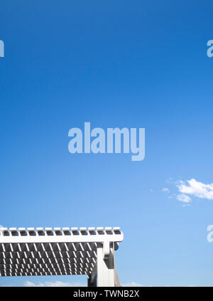 Holz dachlinie einer Cabana gegen einen klaren blauen Himmel Stockfoto