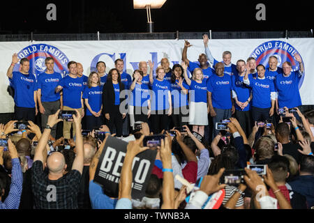 Columbia, USA. Juni, 2019 21. Demokratische präsidentenhopefuls stehen zusammen auf der Bühne am Ende der Jim Clyburn Weltberühmten Fisch braten Juni 21, 2019 in Columbia, South Carolina. Das Ereignis tritt weg von der South Carolina Demokratischen Konvent Wochenende und 22 Demokratische Kandidaten planen, die Veranstaltung zu besuchen. Credit: Planetpix/Alamy leben Nachrichten Stockfoto