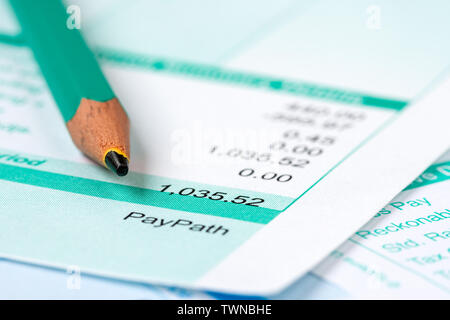 Zettel und Bleistift und Zahlen, für Lohn oder Gehalt Hintergrund schließen Stockfoto