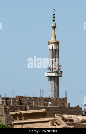 Ägypten Moschee mit Minarett, im zentralen Stadtteil von Luxor entfernt. Stockfoto