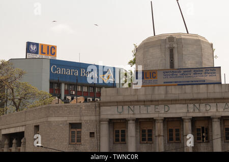 Bangalore, Karnataka India-June 04 2019: LIC oder Life Insurance Corporation von Indien und Canara Bank Reklametafeln auf das Gebäude in Bangalore, Indien. Stockfoto