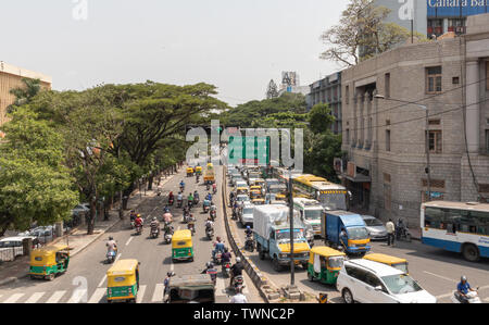 Bangalore, Karnataka India-June 04 2019: Luftaufnahme der grünen Ampel oder Signal mit sich bewegenden Fahrzeug in der Nähe von Town Hall in Bangalore, Indien. Stockfoto