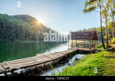 Ferienhaus aus Holz auf Tank bei Sonnenuntergang, Pang oung, Mae Hong Son, Thailand Stockfoto