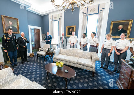 Washington, Vereinigte Staaten von Amerika. Juni, 2019 20. Vice President Mike Pence, die von Kadetten aus West Point verbunden, nimmt an einem abschiedszeremonie für militärische Berater des Vice President Armee Maj. Nicholas Challen Donnerstag, 20. Juni 2019, in seinem Büro im Westflügel des Weißen Hauses Menschen: Vice President Mike Pence Credit: Stürme Media Group/Alamy leben Nachrichten Stockfoto