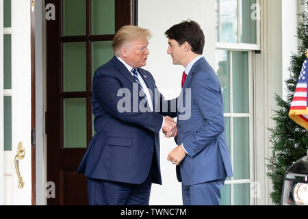 Washington, Vereinigte Staaten von Amerika. Juni, 2019 20. Präsident Donald J. Trumpf empfängt den Premierminister von Kanada Justin Trudeau Donnerstag, Juni 20, 2019, im Westflügel Eingang zur Lobby des Weißen Hauses Personen: Präsident Donald Trump, Premierminister von Kanada Justin Trudeau Credit: Stürme Media Group/Alamy leben Nachrichten Stockfoto