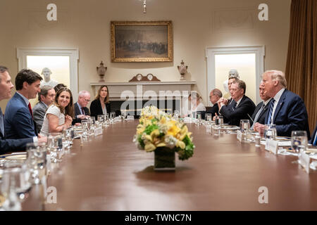 Washington, Vereinigte Staaten von Amerika. Juni, 2019 20. Präsident Donald J. Trumpf, durch Vice President Mike Pence verbunden, nimmt an einem erweiterten bilaterale Arbeitsgruppe Mittagessen mit dem Premierminister von Kanada Justin Trudeau Donnerstag, Juni 20, 2019, im Schaltschrank des Weißen Hauses. Personen: Präsident Donald Trump, Vice President Mike Pence Credit: Stürme Media Group/Alamy leben Nachrichten Stockfoto