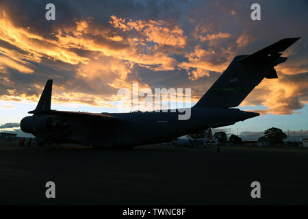 Ein US Air Force C-17 Globemaster III entladen wird nach der Rückkehr aus einem der letzten Operation Deep Freeze Flüge der 2018-2019 Antarktisforschung Saison am Internationalen Flughafen Christchurch, Christchurch, Neuseeland, Jan. 21, 2019. Die Jahreszeiten werden jährlich vom 1. September bis zum 31. Juli. Geführt von Pacific Air Kräfte, die gemeinsame Aufgabe Force-Support Kräfte der Antarktis (JTF-SFA) bietet die National Science Foundation verwalteten US Antarctic Program mit logistischer Unterstützung. Stockfoto