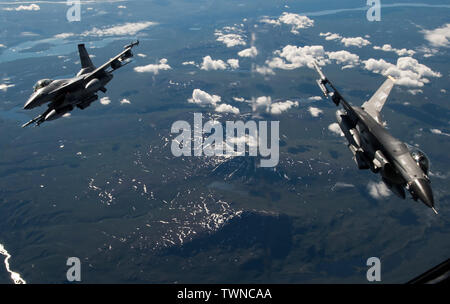 Zwei U.S. Air Force F-16 Fighting Falcon Piloten aus dem 13 Fighter Squadron, Misawa Air Base, Japan, fliegen hinter einer KC-135 Stratotanker während der roten Fahne - Alaska 19-2 in der Nähe von eielson Air Force Base, Alaska, 20. Juni 2019. Rund 2.000 Mitarbeiter und mehr als 85 Flugzeuge sind Ausübung Multi-domain bei der Verbesserung der Interoperabilität zwischen den internationalen Partnern. Die KC-135 wird an die 909 . Air Refuelling Squadron, Kadena Air Base, Japan zugeordnet. (U.S. Air Force Foto: Staff Sgt. Matthäus Lotz) Stockfoto