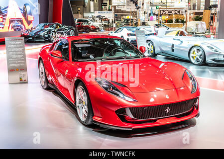 Paris, Frankreich, Nov 09, 2018 metallic rot Ferrari 812 Superfast bei Mondial Paris Motor Show, Sportwagen von italienischen Hersteller Ferrari Stockfoto