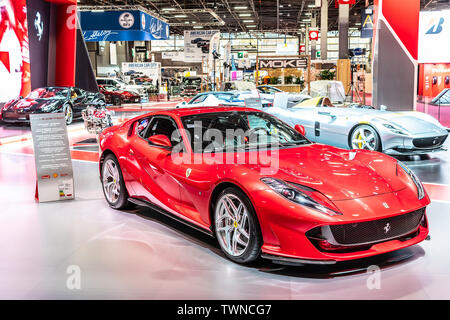 Paris, Frankreich, Nov 09, 2018 metallic rot Ferrari 812 Superfast bei Mondial Paris Motor Show, Sportwagen von italienischen Hersteller Ferrari Stockfoto