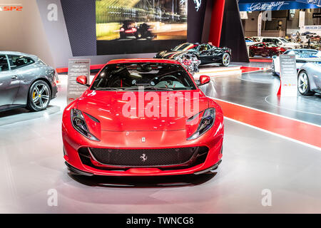 Paris, Frankreich, Nov 09, 2018 metallic rot Ferrari 812 Superfast bei Mondial Paris Motor Show, Sportwagen von italienischen Hersteller Ferrari Stockfoto