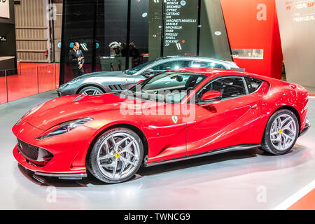 Paris, Frankreich, Nov 09, 2018 metallic rot Ferrari 812 Superfast bei Mondial Paris Motor Show, Sportwagen von italienischen Hersteller Ferrari Stockfoto