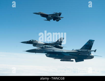 Us Air Force F-16 Fighting Falcons zum 18 Aggressor Squadron, Eielson Air Force Base, Alaska zugewiesen sind, fangen Sie an, weg von einer KC-135 Stratotanker, 168 Luftbetankung der Alaska Air National Guard Geschwader zugewiesen zu Bank, nach Eingang der Kraftstoff über die Gemeinsame Pacific Alaska Range Komplex während der roten Fahne - Alaska 19-2, 20. Juni 2019. RF-A ist ein Pacific Air Forces - geförderte Übung für realistisches Training in einer simulierten bekämpfen Umwelt zur Verfügung zu stellen. (U.S. Air Force Foto von Master Sgt. Burt Traynor) Stockfoto