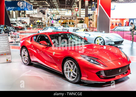 Paris, Frankreich, Nov 09, 2018 metallic rot Ferrari 812 Superfast bei Mondial Paris Motor Show, Sportwagen von italienischen Hersteller Ferrari Stockfoto