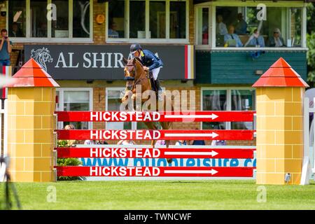 Hickstead, West Sussex, UK. 22. Juni, 2019. Sieger. Shane Breen reiten Golden Hawk. IRL. Die bunn Freizeitaktivitäten Derby Versuch. Die Al Shira'aa Hickstead Derby treffen. Hickstead. West Sussex. Vereinigtes Königreich. GBR. 21.06.2019. Credit: Sport in Bildern/Alamy leben Nachrichten Stockfoto