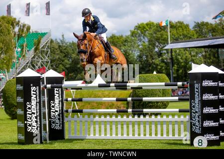 Hickstead, West Sussex, UK. 22. Juni, 2019. Sieger. Shane Breen reiten Golden Hawk. IRL. Die bunn Freizeitaktivitäten Derby Versuch. Die Al Shira'aa Hickstead Derby treffen. Hickstead. West Sussex. Vereinigtes Königreich. GBR. 21.06.2019. Credit: Sport in Bildern/Alamy leben Nachrichten Stockfoto