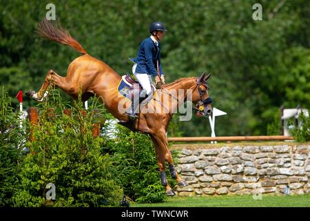 Hickstead, West Sussex, UK. 22. Juni, 2019. Sieger. Shane Breen reiten Golden Hawk. IRL. Die bunn Freizeitaktivitäten Derby Versuch. Die Al Shira'aa Hickstead Derby treffen. Hickstead. West Sussex. Vereinigtes Königreich. GBR. 21.06.2019. Credit: Sport in Bildern/Alamy leben Nachrichten Stockfoto