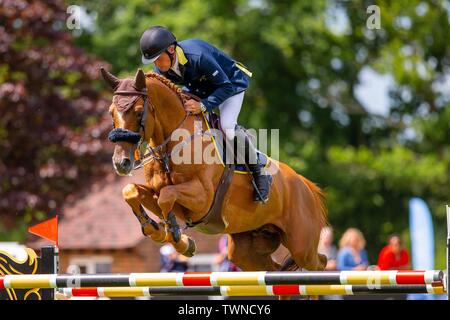 Hickstead, West Sussex, UK. 22. Juni, 2019. Sieger. Shane Breen reiten Golden Hawk. IRL. Die bunn Freizeitaktivitäten Derby Versuch. Die Al Shira'aa Hickstead Derby treffen. Hickstead. West Sussex. Vereinigtes Königreich. GBR. 21.06.2019. Credit: Sport in Bildern/Alamy leben Nachrichten Stockfoto