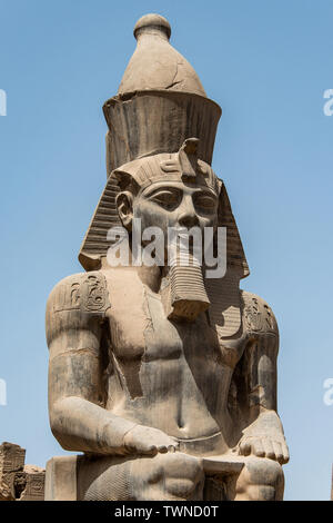 Ägypten Luxor Tempel. Granit Statue von Ramses II. Vor der Spalten sitzt. Stockfoto