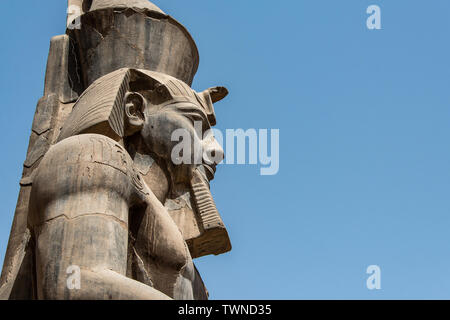 Ägypten Luxor Tempel. Granit Statue von Ramses II. Vor der Spalten sitzt. Stockfoto