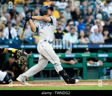 Pittsburgh, Pennsylvania, USA. Juni, 2019 21. San Diego Padres catcher Francisco Mejia (27) in Kontakt mit dem Ball gegen die Pitttsburgh Piraten in ihr Spiel in Pittsburgh, Pennsylvania. Brent Clark/CSM/Alamy leben Nachrichten Stockfoto