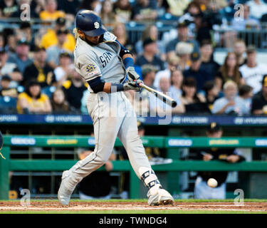 Pittsburgh, Pennsylvania, USA. Juni, 2019 21. San Diego Padres shortstop Fernando Tatis Jr. (23) Nehmen Sie Kontakt mit der Kugel gegen die Pittsburgh Pirates in ihr Spiel in Pittsburgh, Pennsylvania. Brent Clark/CSM/Alamy leben Nachrichten Stockfoto