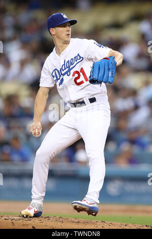 Los Angeles, CA, USA. Juni, 2019 21. Los Angeles Dodgers Krug Walker Bühler (21) macht den Anfang für die Schwindler, die während des Spiels zwischen der Colorado Rockies und die Los Angeles Dodgers at Dodger Stadium Los Angeles, CA. (Foto von Peter Joneleit) Credit: Csm/Alamy leben Nachrichten Stockfoto