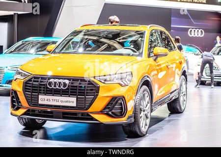 Paris, Frankreich, Okt 2018: Metallic Orange neue Audi Q3 45 TFSI quattro bei Mondial Paris Motor Show, 2. Generation F3 SUV von Audi AG produziert Stockfoto