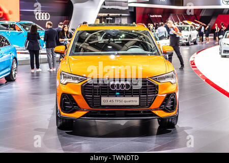 Paris, Frankreich, Okt 2018: Metallic Orange neue Audi Q3 45 TFSI quattro bei Mondial Paris Motor Show, 2. Generation F3 SUV von Audi AG produziert Stockfoto