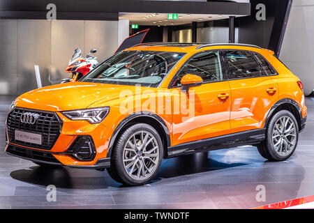 Paris, Frankreich, Okt 2018: Metallic Orange neue Audi Q3 45 TFSI quattro bei Mondial Paris Motor Show, 2. Generation F3 SUV von Audi AG produziert Stockfoto