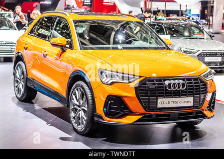 Paris, Frankreich, Okt 2018: Metallic Orange neue Audi Q3 45 TFSI quattro bei Mondial Paris Motor Show, 2. Generation F3 SUV von Audi AG produziert Stockfoto