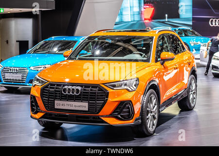 Paris, Frankreich, Okt 2018: Metallic Orange neue Audi Q3 45 TFSI quattro bei Mondial Paris Motor Show, 2. Generation F3 SUV von Audi AG produziert Stockfoto