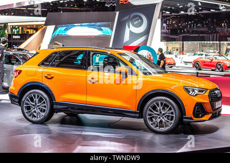 Paris, Frankreich, Okt 2018: Metallic Orange neue Audi Q3 45 TFSI quattro bei Mondial Paris Motor Show, 2. Generation F3 SUV von Audi AG produziert Stockfoto