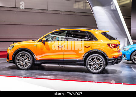 Paris, Frankreich, Okt 2018: Metallic Orange neue Audi Q3 45 TFSI quattro bei Mondial Paris Motor Show, 2. Generation F3 SUV von Audi AG produziert Stockfoto