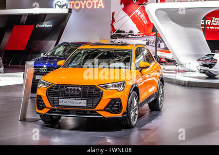 Paris, Frankreich, Okt 2018: Metallic Orange neue Audi Q3 45 TFSI quattro bei Mondial Paris Motor Show, 2. Generation F3 SUV von Audi AG produziert Stockfoto