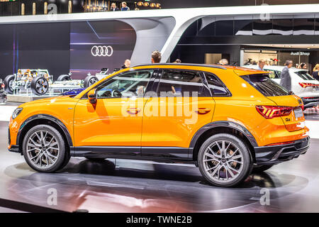 Paris, Frankreich, Okt 2018: Metallic Orange neue Audi Q3 45 TFSI quattro bei Mondial Paris Motor Show, 2. Generation F3 SUV von Audi AG produziert Stockfoto