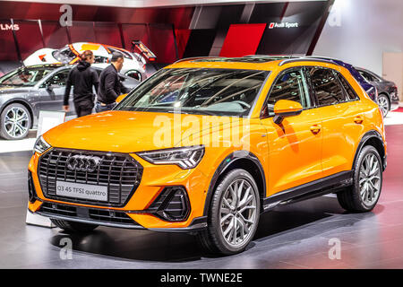 Paris, Frankreich, Okt 2018: Metallic Orange neue Audi Q3 45 TFSI quattro bei Mondial Paris Motor Show, 2. Generation F3 SUV von Audi AG produziert Stockfoto