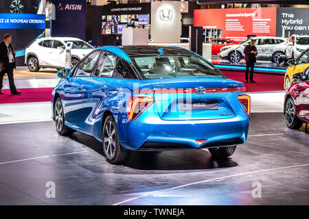 Paris, Frankreich, Oktober 2018 Blau Toyota Mirai bei Mondial Paris Motor Show, Mid-size Wasserstoff Brennstoffzellen-PKW hergestellt von Toyota Stockfoto