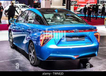 Paris, Frankreich, Oktober 2018 Blau Toyota Mirai bei Mondial Paris Motor Show, Mid-size Wasserstoff Brennstoffzellen-PKW hergestellt von Toyota Stockfoto