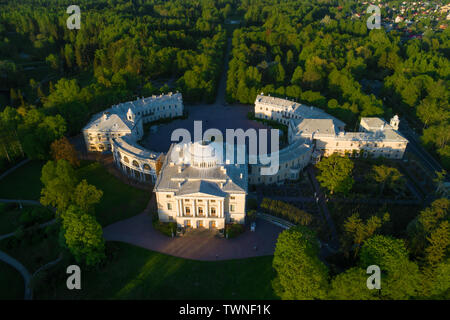 Ein Blick von der Höhe des Pavlovsk Palace im Mai Abend. Nachbarschaft von St. Petersburg, Russland Stockfoto