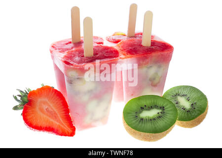 Handgemachtes eis Popsicle in Fach eingerichtet Kiwi und Erdbeeren auf weißem Hintergrund, Konzept gesunde Ernährung Stockfoto
