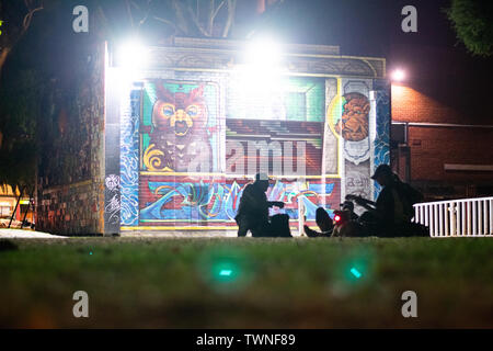 Leute Gitarre spielen im Park bei Nacht in St. Kilda, Melbourne, Australien Stockfoto