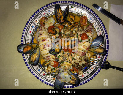 Gefüllte Tintenfische mit Cous cous traditionelle Sizilien Gericht Italien Meeresfrüchte Stockfoto