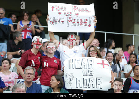 Nizza, Frankreich. Juni, 2019 19. England Fans Fußball: England Funs pose piror auf die FIFA Frauen-WM Frankreich 2019 Gruppe D Match zwischen Japan und England in Stade de Nice in Nizza, Frankreich. Quelle: LBA/Alamy leben Nachrichten Stockfoto