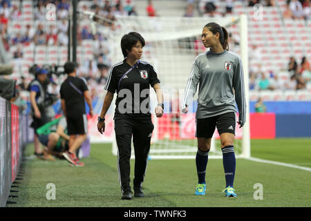 Nizza, Frankreich. Juni, 2019 19. Utsugi Rumi (JPN) Fußball: Utsugi Rumi (R) von Japan Spaziergänge piror auf die FIFA Frauen-WM Frankreich 2019 Gruppe D Match zwischen Japan und England in Stade de Nice in Nizza, Frankreich. Quelle: LBA/Alamy leben Nachrichten Stockfoto