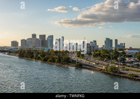 Miami, FL, Vereinigte Staaten - 20 April, 2019: Miami Stadtbild und Blick über den MacArthur Causeway in Biscayne Bay in Miami, Florida, Vereinigte Staaten von Amerika Stockfoto