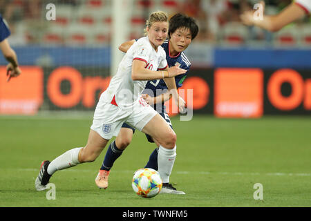 Nizza, Frankreich. Juni, 2019 19. (L - R) Ellen White (ENG), Nana Ichise (JPN) Fußball: Nana Ichise von Japan Herausforderungen für den Ball mit Ellen White in England während der FIFA Frauen-WM Frankreich 2019 Gruppe D Match zwischen Japan und England in Stade de Nice in Nizza, Frankreich. Quelle: LBA/Alamy leben Nachrichten Stockfoto