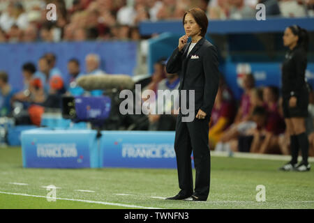 Nizza, Frankreich. Juni, 2019 19. Asako Takakura (JPN) Fußball: Haupttrainer Asako Takakura von Japan während der FIFA Frauen-WM Frankreich 2019 Gruppe D Match zwischen Japan und England sieht in Stade de Nice in Nizza, Frankreich. Quelle: LBA/Alamy leben Nachrichten Stockfoto